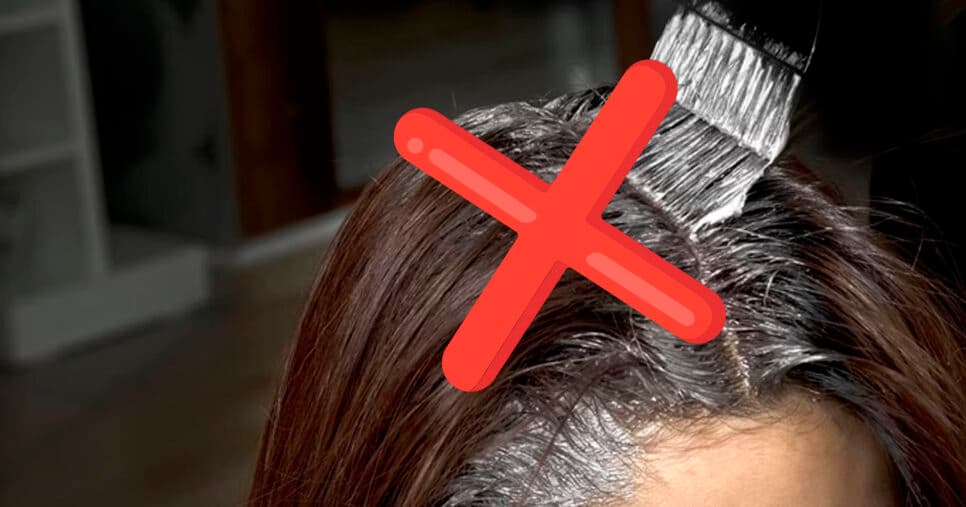 Falência da tinta com amônia: Receitinha com 2 ingredientes para dar adeus ao cabelo branco em 30 minutos