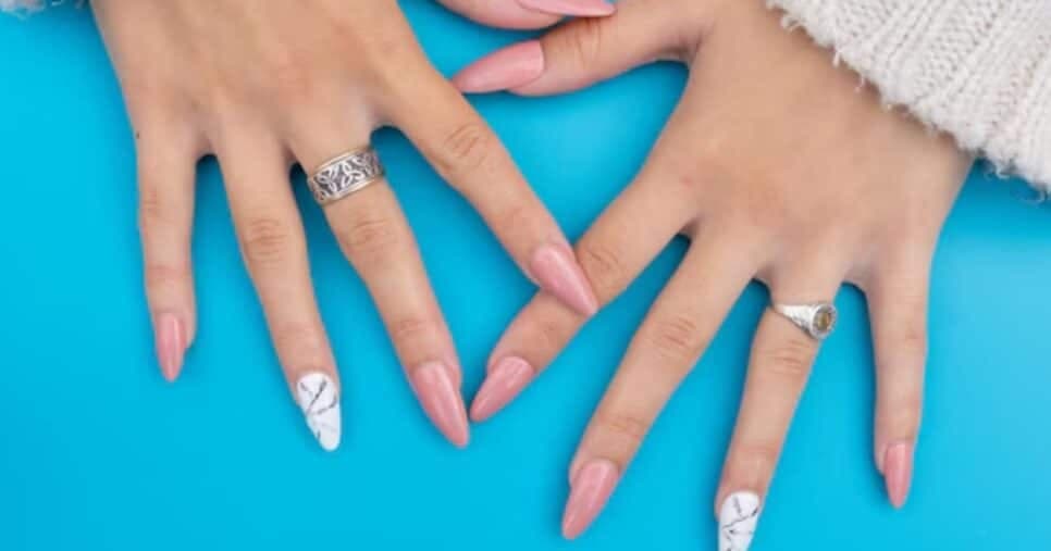 Apenas R$4: Alongamento de unhas caseiro pronto em 10 minutos poupa até R$300 de gastos na manicure em 2025