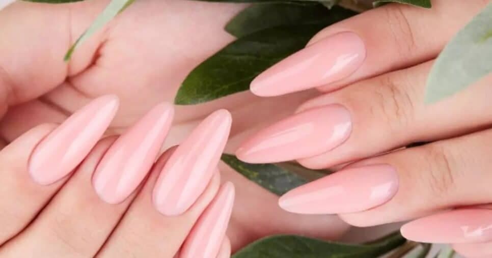Falência dos salões: Mistura milagrosa com 2 ingredientes traz alongamento em gel mais potente sem sair de casa