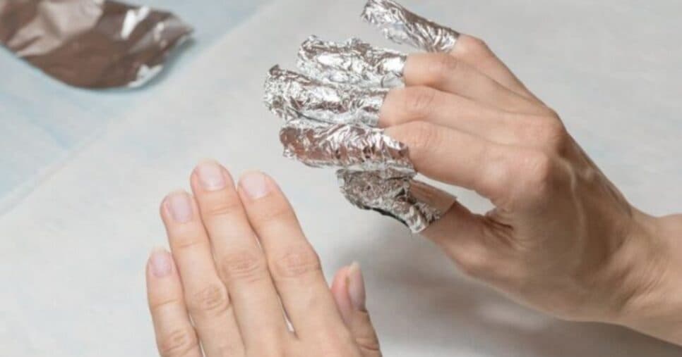 Unhas com papel alumínio