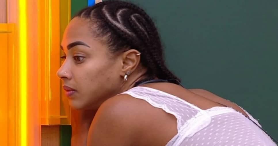 Aline tenta ouvir conversa no reality da Globo (Foto: Globoplay)