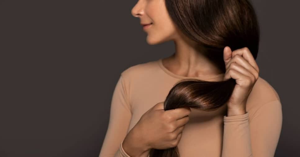 Chega de química, frizz e fios porosos: Alisamento natural deixa seu cabelo alinhado em 20 minutos