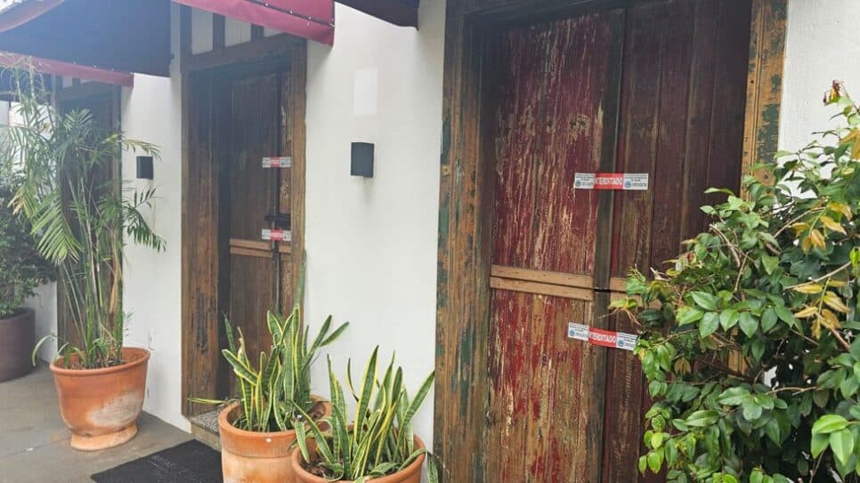 Adesivos de interdição foram afixados nas portas do restaurante (Foto: Reprodução/ Internet)