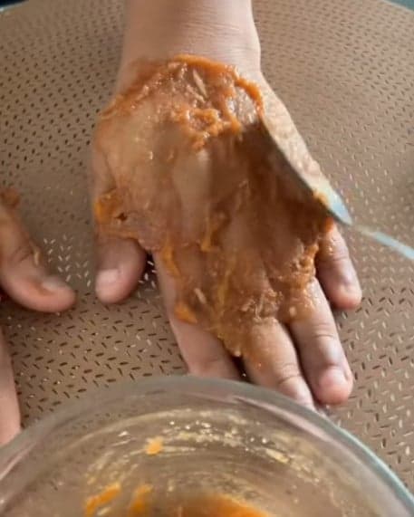 Aplicação da receita caseira com batata (Foto: Reprodução / Canal do YouTube Cleane Fontenele) 
