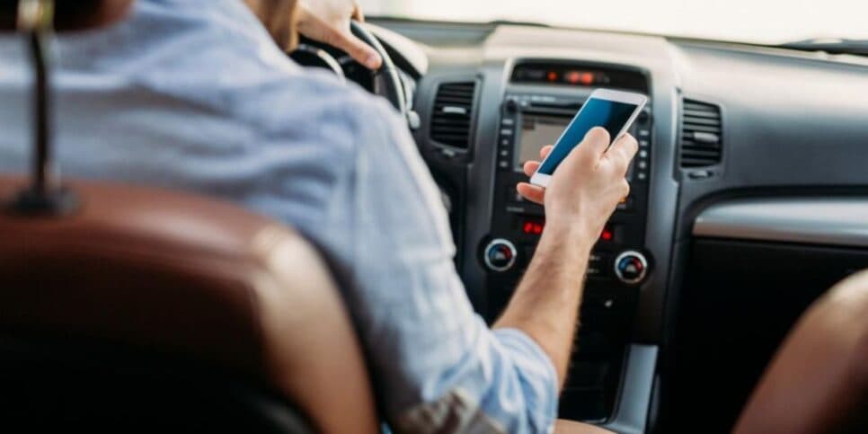 Proibido mexe no celular enquanto dirige (Reprodução: Canva)
