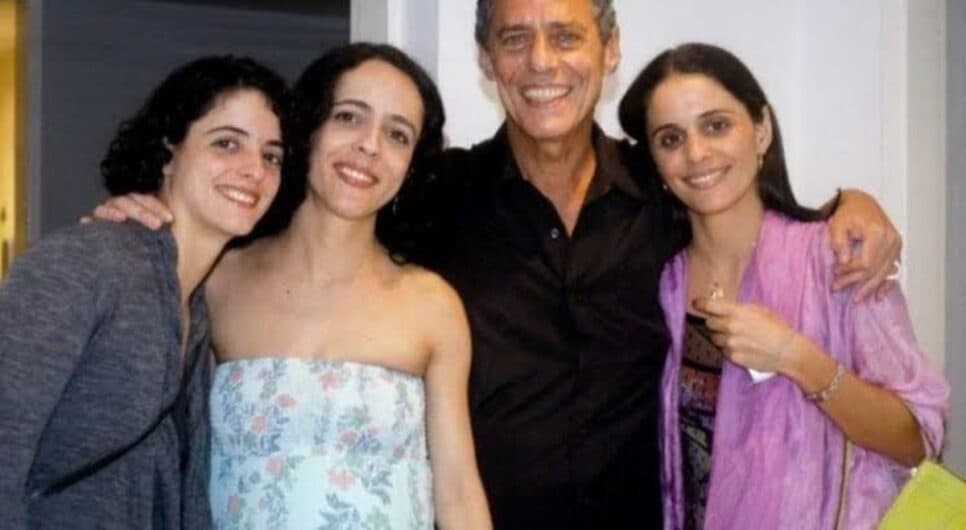 Chico Buarque com suas filhas em antigo registro (Foto: Reprodução/ Internet/)