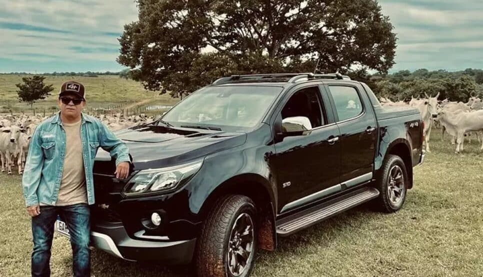 O sertanejo com seu carrão em meio as cabeças de gado nelore (Foto: Reprodução/ Internet) O sertanejo com seu carrão em meio as cabeças de gado nelore (Foto: Reprodução/ Internet)