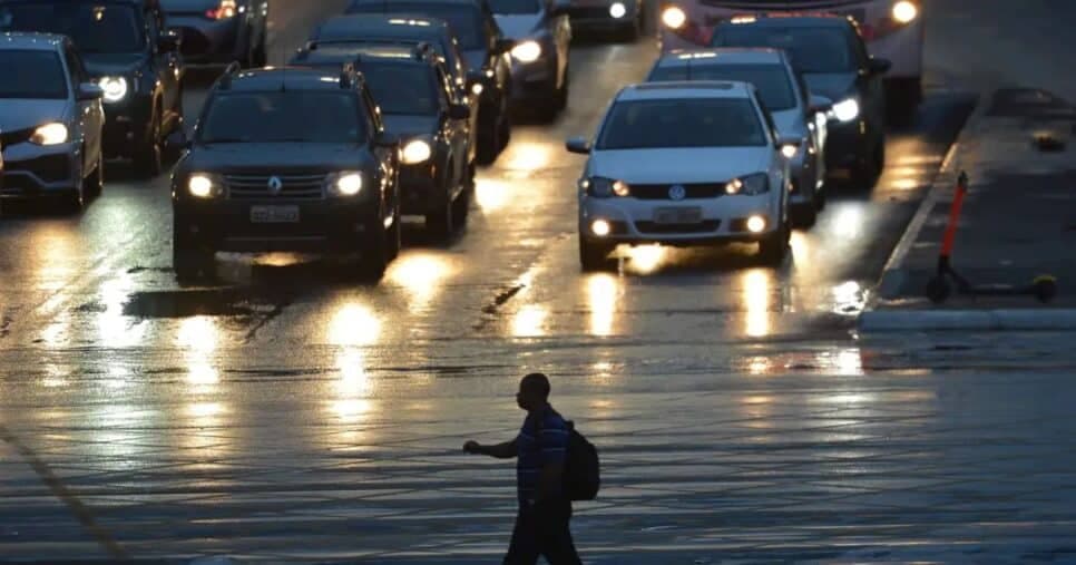 Multa que dói no bolso e ADEUS à CNH: Proibição em farol traz 2 punições a motoristas em 2025
