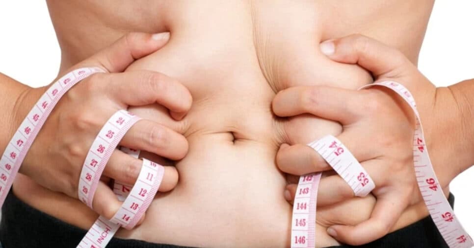 Aumentam a gordura abdominal: 3 atitudes diárias que engordam qualquer pessoa em 2025