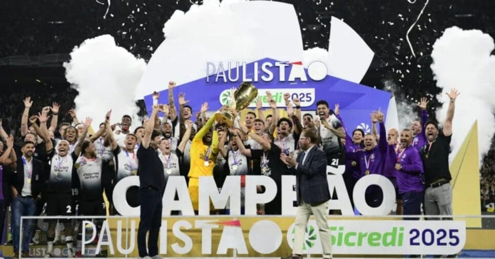 Corinthians levanta a taça do Paulistão 2025 (Foto: Alexandre Battibugli/Ag. Paulistão)