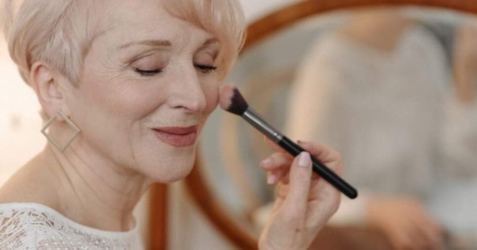 ADEUS rugas e sem harmonização: 3 segredos de maquiagem deixam mulheres 50+ impecáveis e elegantes