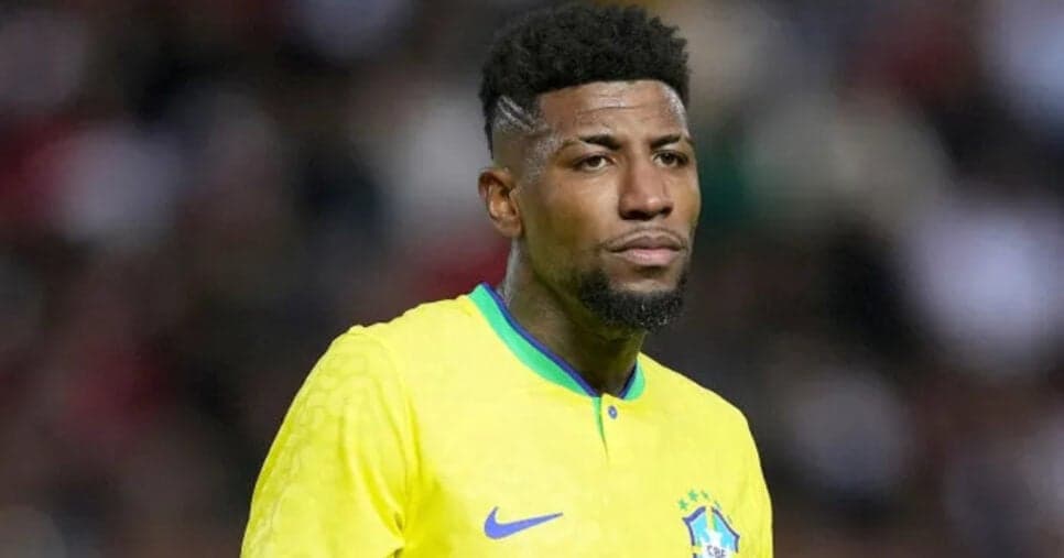 Emerson Royal com a camisa da Seleção Brasileira (Foto: Getty Images)