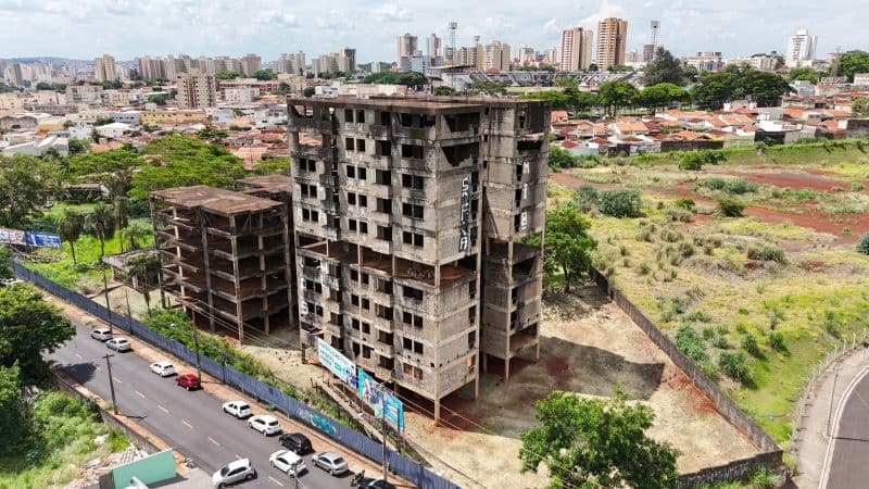 Esqueleto de prédio inacabado da Encol (Foto Reprodução/ Tribuna Ribeirão)