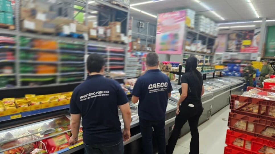 Agentes fiscalizadores nos supermercados (Foto: Reprodução/MPRS)