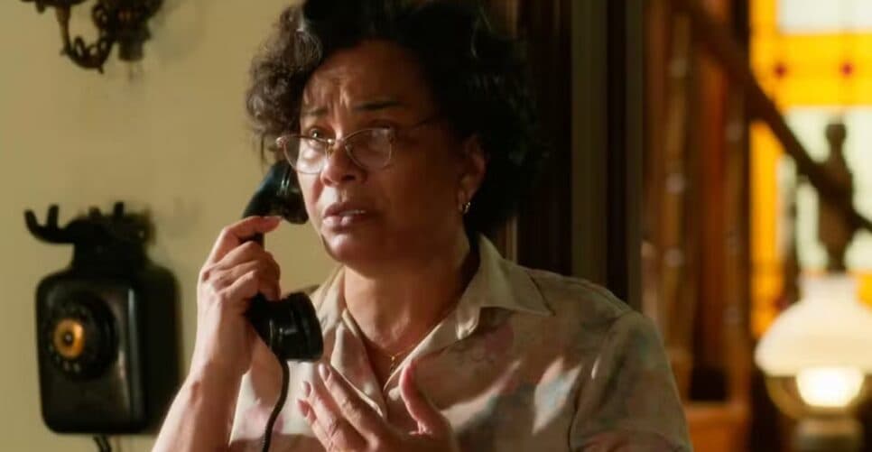 Dona Carmem é chamada a prestar depoimento na delegacia (Foto: Reprodução/ TV Globo)