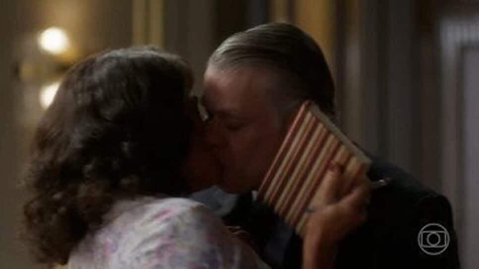 Raimundo descobre que Juliano e Marlene foram amantes (Foto: Reprodução/ TV Globo) Raimundo descobre que Juliano e Marlene foram amantes (Foto: Reprodução/ TV Globo)