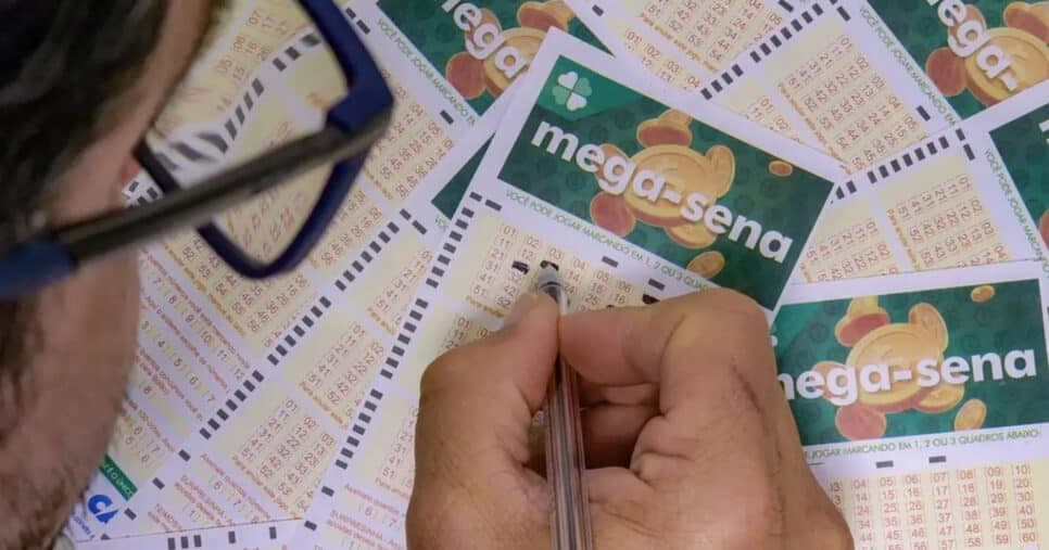 Mega-Sena acumula R$ 42M: 6 segredos infalíveis que a Caixa não te conta pra garantir EXTRA em 2025