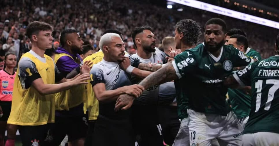 Confusão entre jogadores de Corinthians e Palmeiras (Foto: Ettore Chiereguini/AGIF) Confusão entre jogadores de Corinthians e Palmeiras (Foto: Ettore Chiereguini/AGIF)