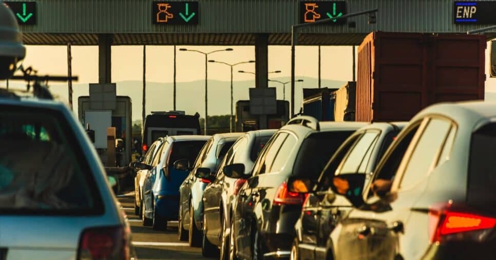 Motoristas em êxtase: Lei de trânsito armada traz pedágio GRÁTIS para idosos 70+ em 2025