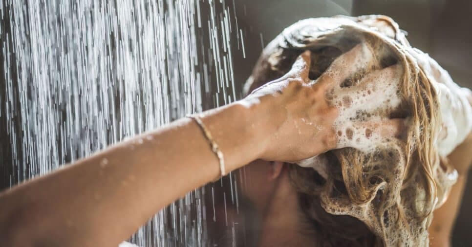 Adeus, progressiva: Queratina com 3 ingredientes garante alisamento supremo da raiz às pontas do cabelo