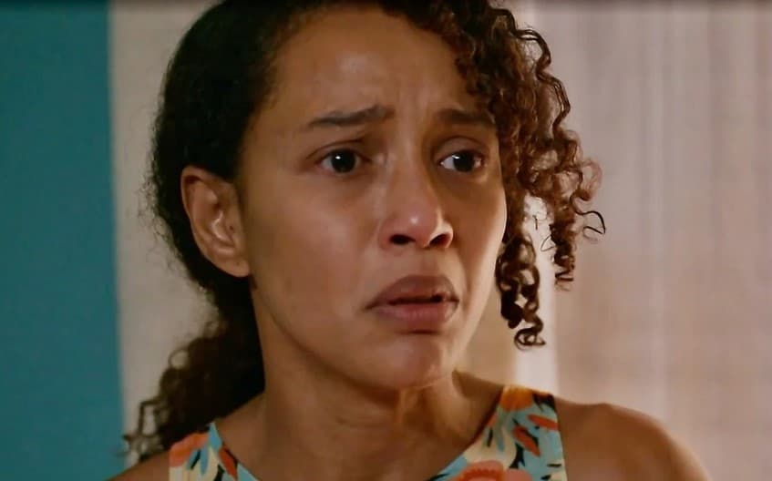Raquel (Taís Araujo) em cena que irá ao ar no final do primeiro capítulo do remake de Vale Tudo (Foto: Reprodução / Globo)