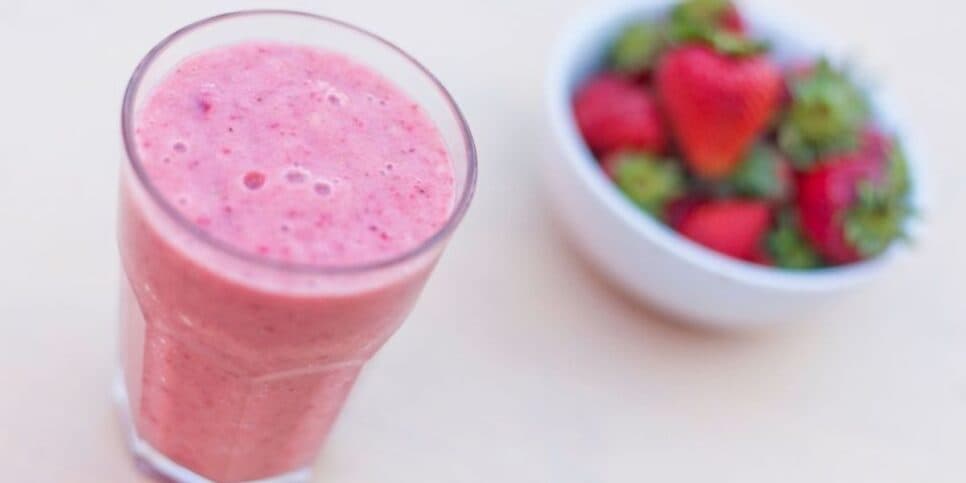 Shake de morango para ajudar a reduzir as rugas (Reprodução: Canva)