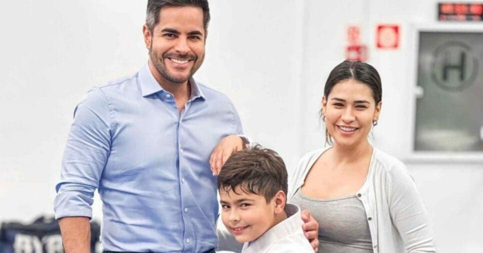 A cantora sertaneja ao lado do marido, Kaká e do herdeiro (Foto: Reprodução/Instagram)