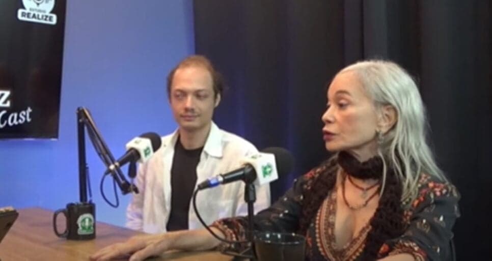 A famosa e Israel Schottz, em novembro de 2024 em podcast (Foto: Reprodução/ YouTube)