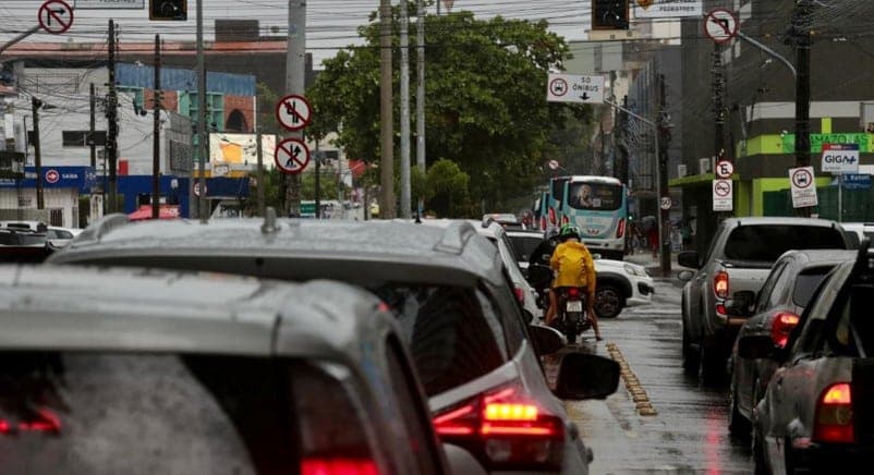 Trânsito em Fortaleza  (Foto: Reprodução / Fábio Lima)