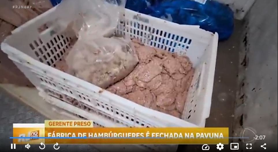 Carnes expostas sem nenhum tipo de proteção (Foto Reprodução/R7) Carnes expostas sem nenhum tipo de proteção (Foto Reprodução/R7)