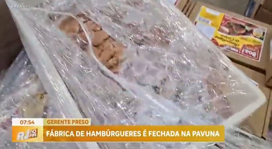 Carnes expostas sem nenhum tipo de proteção (Foto Reprodução/R7) Carnes expostas sem nenhum tipo de proteção (Foto Reprodução/R7)