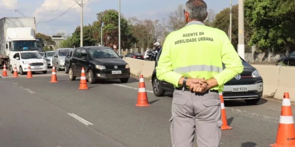 Bloqueio em rua de Campinas (Foto: Emdec/Divulgação)