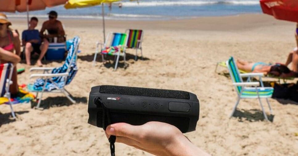 Caixa de som na praia (Foto: Reprodução)