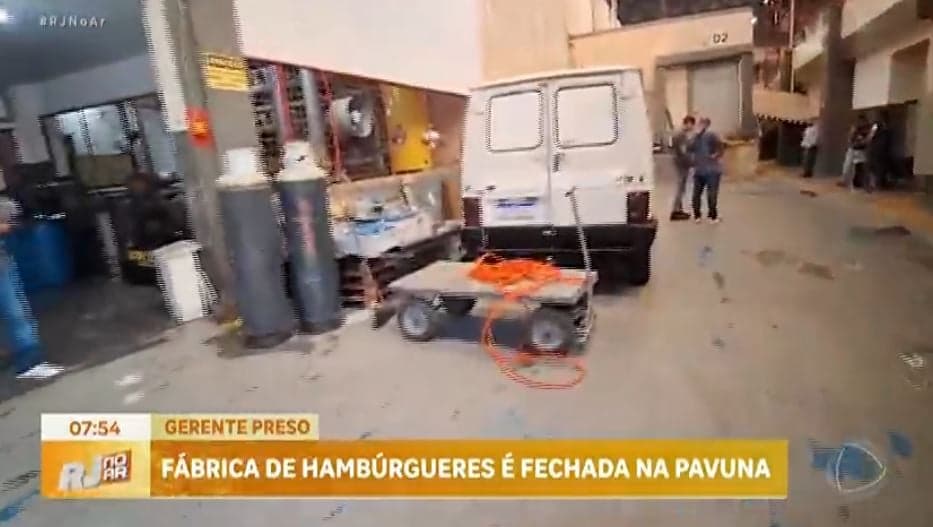 Reportagem da Record exibe interior da fábrica em situação insalubre e cheia de sujeira próximo aos alimentos (Foto Reprodução/R7) Reportagem da Record exibe interior da fábrica em situação insalubre e cheia de sujeira próximo aos alimentos (Foto Reprodução/R7)