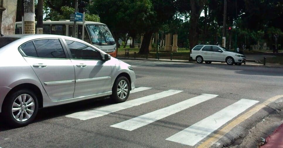 Carro na faixa de pedestre (Foto: Reprodução)