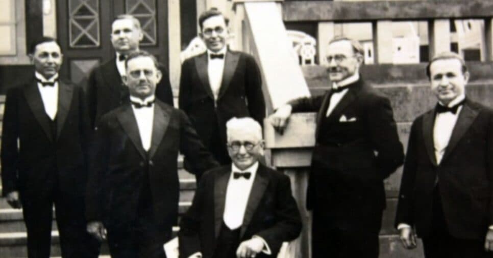 Membros da família Renaux na escadaria da Villa Ida. Da esquerda para a direita, em pé, Otto Renaux, Paulo Renaux, Augusto Bauer, Guilherme Renaux, Walter Bueckmann e Luiz Renaux; sentado, está Cônsul Carlos Renaux. Membros da família Renaux na escadaria da Villa Ida. Da esquerda para a direita, em pé, Otto Renaux, Paulo Renaux, Augusto Bauer, Guilherme Renaux, Walter Bueckmann e Luiz Renaux; sentado, está Cônsul Carlos Renaux.