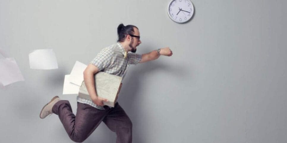 Atraso no trabalho pode dar justa causa? Veja o que diz lei trabalhista em vigor
