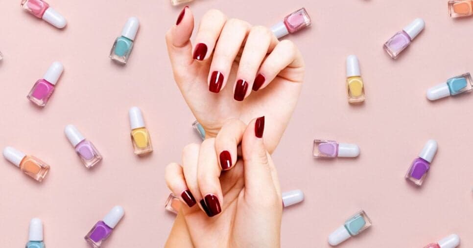 Duram 15 dias e por menos de R$5: 3 esmaltes baratinhos pra manter unhas das 25+ impecáveis em 2025