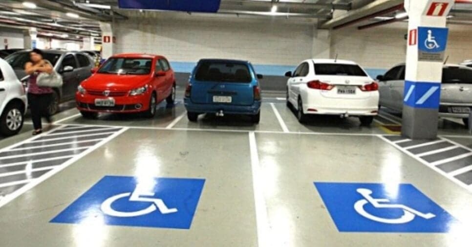 Estacionamento PCD em shopping - Foto: Montagem