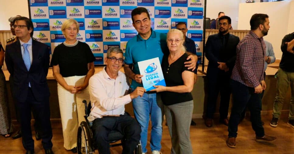 Prefeito Marçal Filho entregando imóveis (Foto: Reprodução)