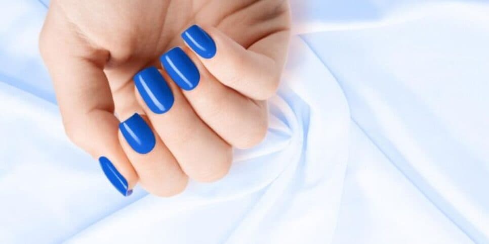 Unha azul (Foto: Freepik) Unha azul (Foto: Freepik)