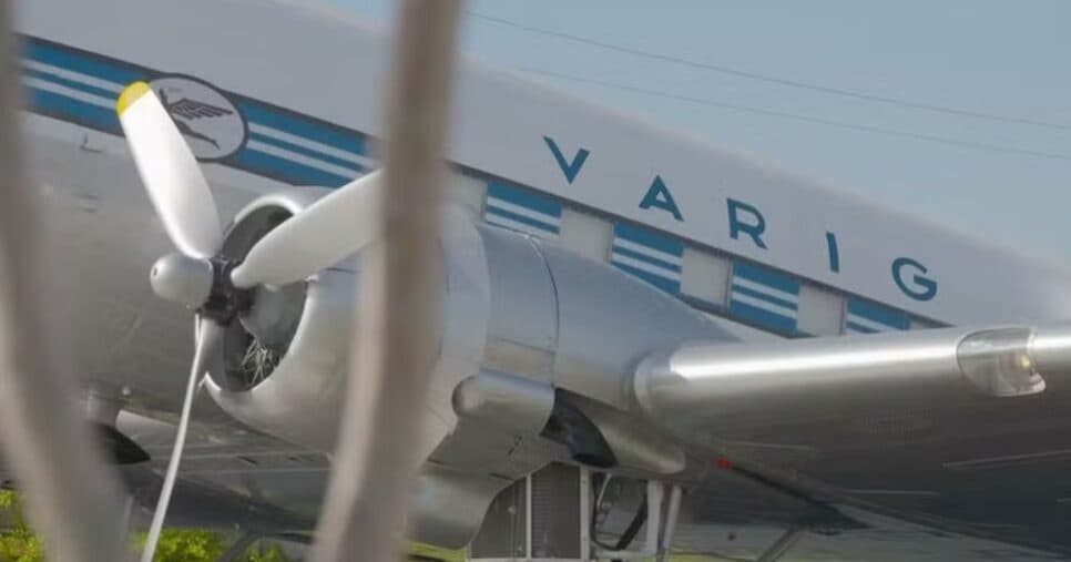 Antigo avião da Varig exibido em Porto Alegre — Foto: Reprodução/RBS TV