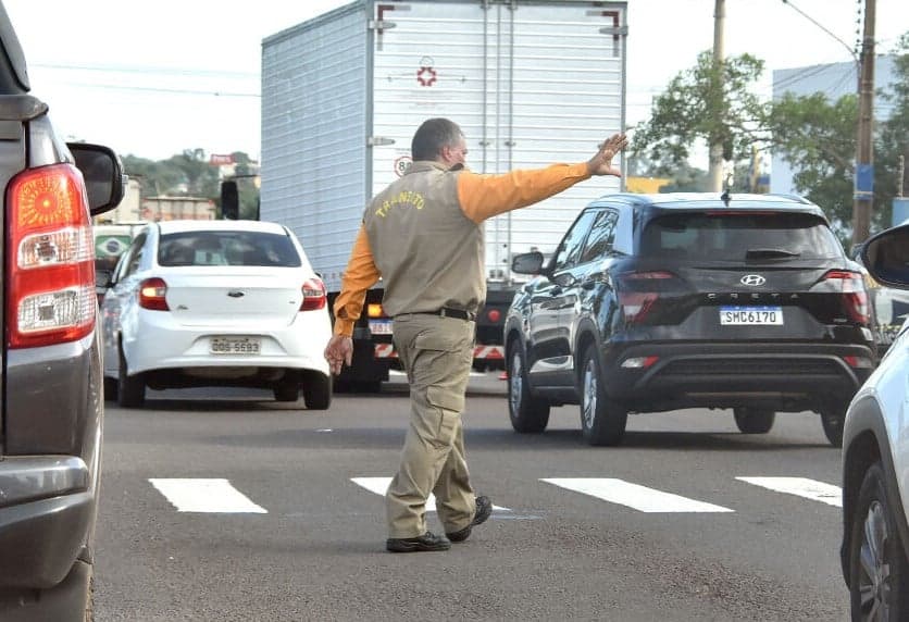 Agente de trânsito aplicava multa em Campo Grande, MS (Foto: Reprodução / Agetran)


