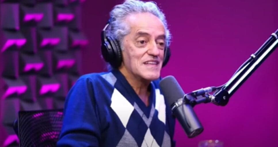 Ataíde Arcoverde, o Salsichão do Zorra Total, conta babado forte em podcast (Foto: Reprodução/ Papagaio Falante/ YouTube)