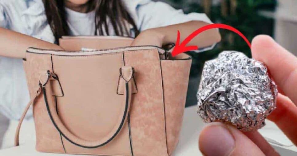 Mulheres estão colocando uma bola de papel alumínio na bolsa por motivo bizarro