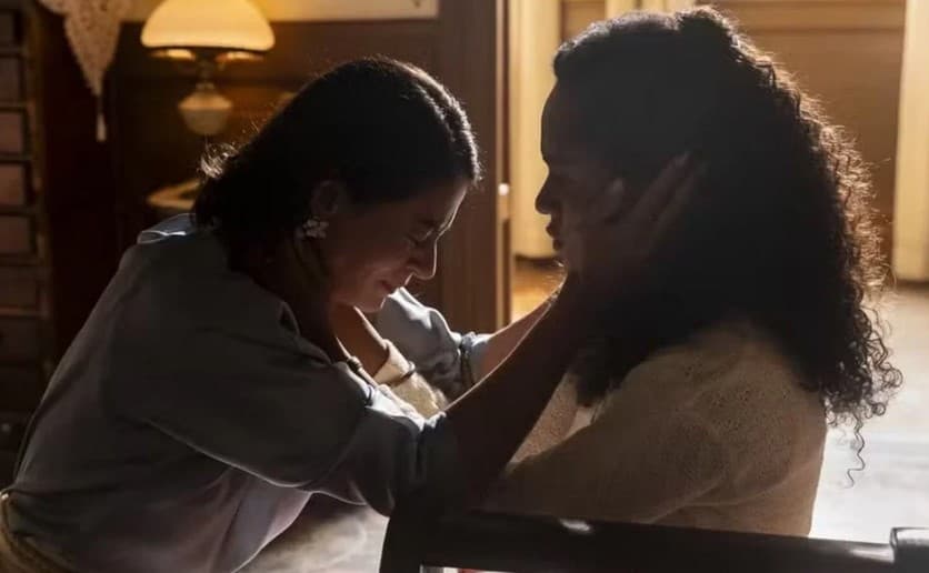 Clarice (Carol Castro) e Beatriz (Duda Santos) em Garota do Momento (Foto: Reprodução / Globo)
