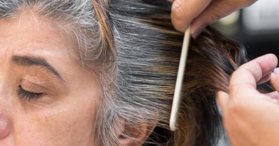 Cabeleireiras não te contam: Tendência disfarça cabelos brancos com efeito natural, luminoso e dá fim a tinta