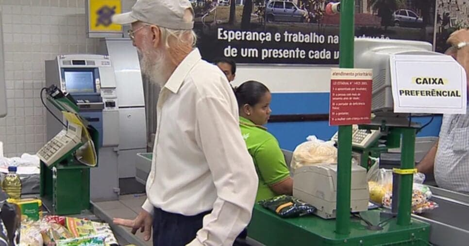 Idoso em caixa preferencial em supermercado - Foto: Internet