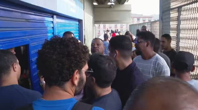 Porta da estação Maria da Graça do Metrô Rio foi fechada  (Foto: Reprodução / Globo)

