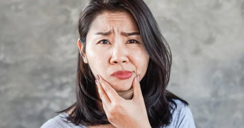 Para desinchar o rosto: Única bebida popular rejuvenesce e emagrece as mulheres 50+ em 2025